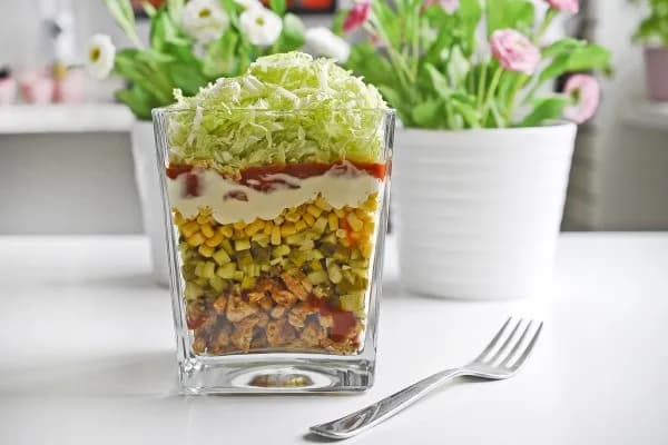 Sałatka gyros co po kolei - jak przygotować idealne warstwy? Sałatka gyros co po kolei - jak przygotować idealne warstwy?