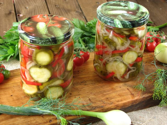 Jak zrobić sałatkę z ogórków i papryki, która zachwyci smakiem Jak zrobić sałatkę z ogórków i papryki, która zachwyci smakiem