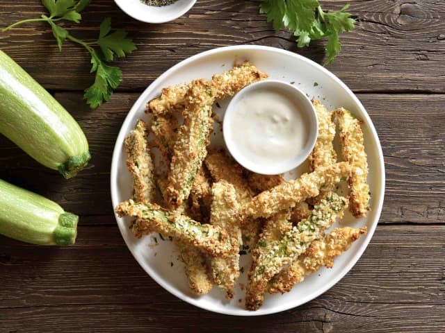 Jak zrobić frytki z cukinii, które zachwycą smakiem i zdrowiem Jak zrobić frytki z cukinii, które zachwycą smakiem i zdrowiem