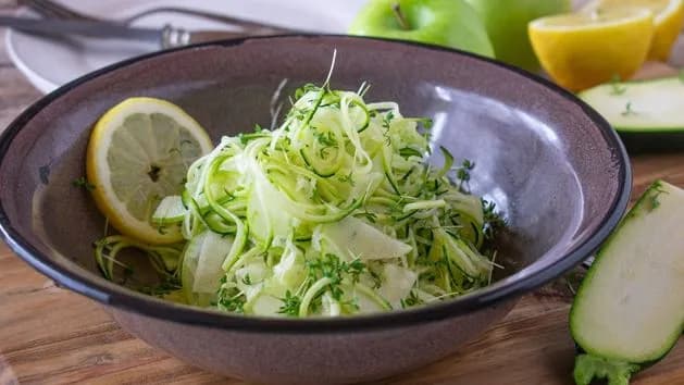 Jak zrobić sałatkę z cukinii, która zachwyci smakiem i prostotą Jak zrobić sałatkę z cukinii, która zachwyci smakiem i prostotą