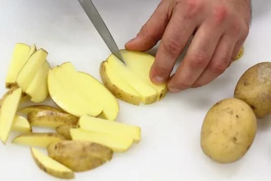 Jak pokroić ziemniaki na frytki, aby uzyskać idealną chrupkość Jak pokroić ziemniaki na frytki, aby uzyskać idealną chrupkość