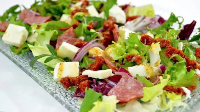 Jak zrobić sałatkę z mix sałat, by zaskoczyć gości smakiem Jak zrobić sałatkę z mix sałat, by zaskoczyć gości smakiem