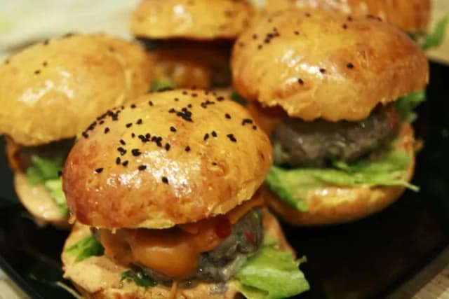 Gdzie kupić mini burgery? Sprawdź najlepsze miejsca i oferty Gdzie kupić mini burgery? Sprawdź najlepsze miejsca i oferty