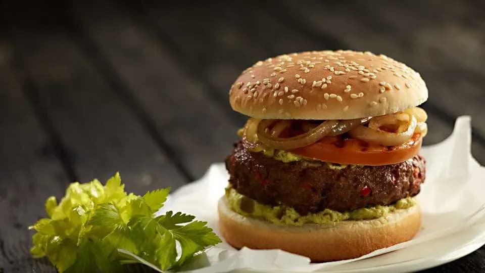 Jak smażyć burgery wołowe z Lidla, aby były soczyste i pyszne Jak smażyć burgery wołowe z Lidla, aby były soczyste i pyszne