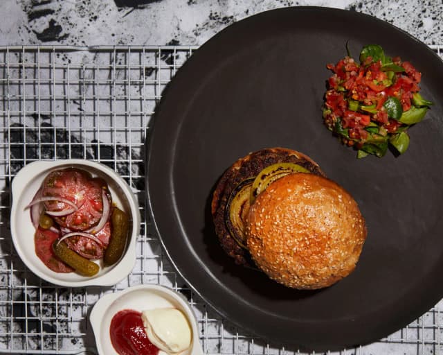 Ile mięsa na burgery? Sprawdź idealne proporcje dla smaku Ile mięsa na burgery? Sprawdź idealne proporcje dla smaku