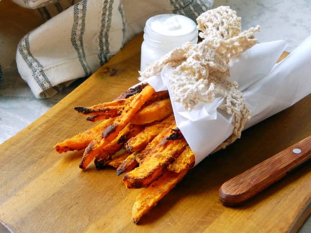 Frytki z batatów na oleju czy w piekarniku: która metoda jest zdrowsza? Frytki z batatów na oleju czy w piekarniku: która metoda jest zdrowsza?