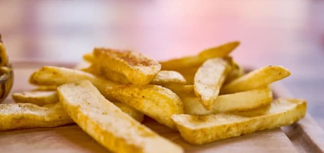 Jak przygotować frytki w piekarniku, aby były idealnie chrupiące Jak przygotować frytki w piekarniku, aby były idealnie chrupiące