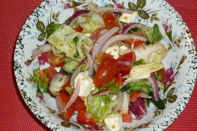 Jak zrobić sałatkę z mix sałat, by zaskoczyć gości smakiem Jak zrobić sałatkę z mix sałat, by zaskoczyć gości smakiem