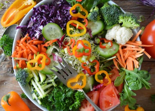 Jak zrobić dobrą sałatkę jarzynową – proste przepisy i porady Jak zrobić dobrą sałatkę jarzynową – proste przepisy i porady