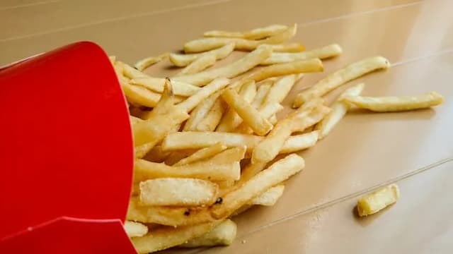 Ile kalorii mają małe frytki z McDonald's? Zaskakujące fakty o kaloriach Ile kalorii mają małe frytki z McDonald's? Zaskakujące fakty o kaloriach