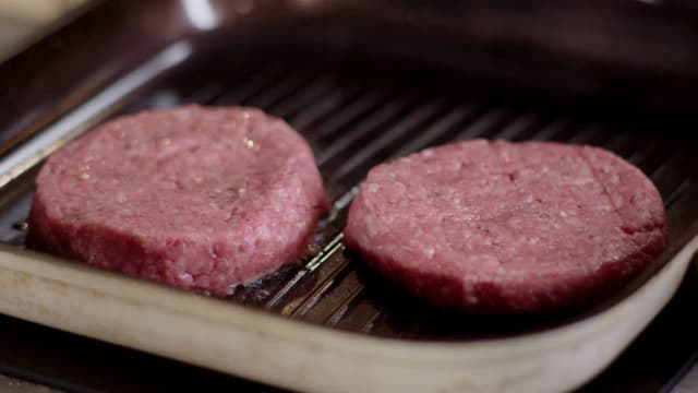 Jak długo smażyć burger wołowy z Biedronki, aby nie były suche? Jak długo smażyć burger wołowy z Biedronki, aby nie były suche?