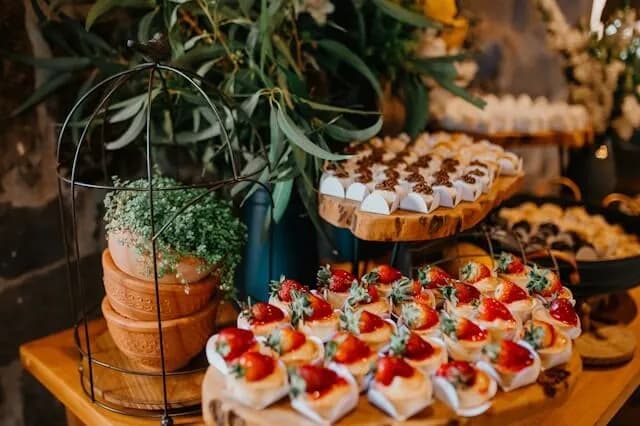 Ile kosztuje catering na imprezę? Poznaj ceny i oszczędź na przyjęciu Ile kosztuje catering na imprezę? Poznaj ceny i oszczędź na przyjęciu