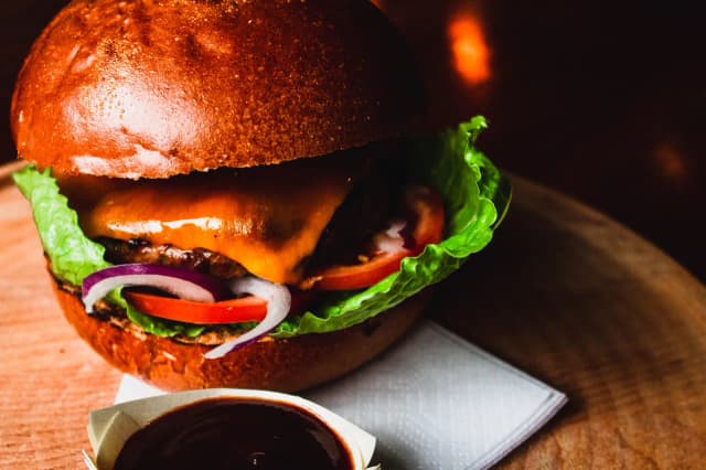 Co dodać do burgera? Odkryj wyjątkowe składniki, które zachwycą smak Co dodać do burgera? Odkryj wyjątkowe składniki, które zachwycą smak