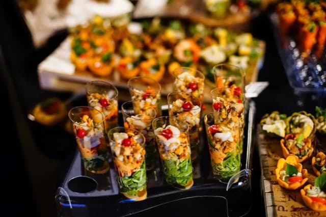 Jak wygląda catering do domu? Odkryj różnorodność i opcje dla Ciebie Jak wygląda catering do domu? Odkryj różnorodność i opcje dla Ciebie