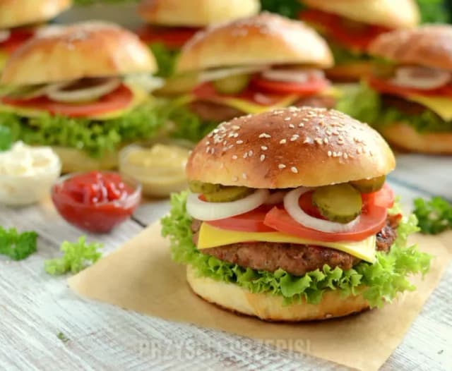 Jak układać hamburgera, aby uniknąć najczęstszych błędów i uzyskać smakowitość Jak układać hamburgera, aby uniknąć najczęstszych błędów i uzyskać smakowitość