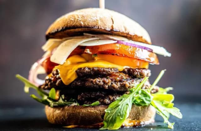 Co do burgera wołowego: najlepsze składniki i przepisy na smakowite burgery Co do burgera wołowego: najlepsze składniki i przepisy na smakowite burgery