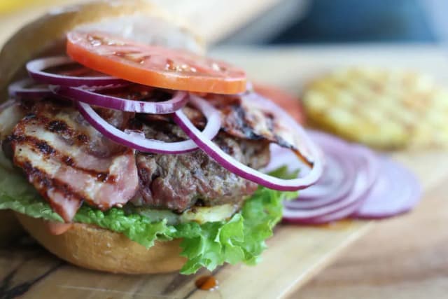 Jak zrobić domowego hamburgera – prosty przepis na idealny smak Jak zrobić domowego hamburgera – prosty przepis na idealny smak