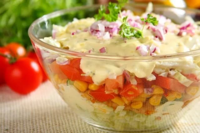 Co potrzeba do sałatki gyros? Sprawdź proste składniki i przepisy Co potrzeba do sałatki gyros? Sprawdź proste składniki i przepisy